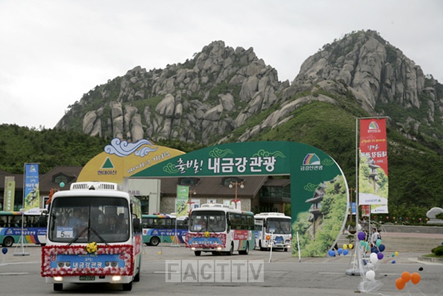 지난 2007년 6월 금강산 온정각에서 내금강 관광 버스가 출발하고 있다.(사진출처 - 현대아산 홈페이지)