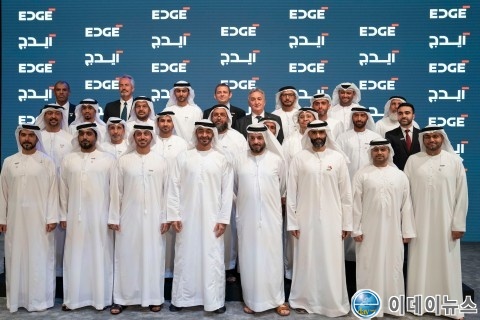 새로 발표 된 UAE 첨단기술 회사 EDGE의 CEO들과 함께한 셰이크 모하메드 빈 자예드 알 나얀