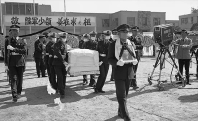 육군장으로 치러진 고 강재구 소령의 장례 모습(사진출처 - (사)한국국제연합봉사단 홍보영상 캡처)