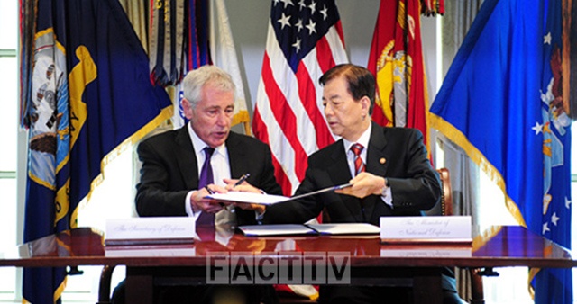 한민구 국방부 장관과 척 헤이글 미 국방장관이 지난달 23일(현지시간) 오후 미국 워싱턴DC 펜타곤에서 한미안보협의회의(SCM)를 갖고 전시작전권 연기 등의 내용에 합의했다. (사진제공 - 국방부)