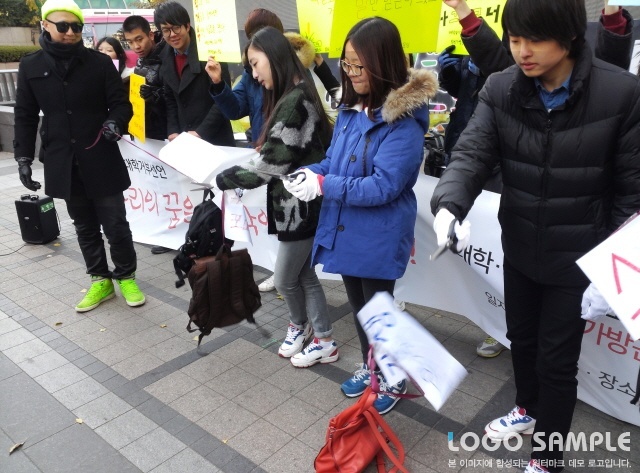 기자회견을 마친 뒤, 수능거부자 3인이 가방끈을 묶은 줄을 가위로 자르는 퍼포먼스를 벌였다.(사진-고승은)