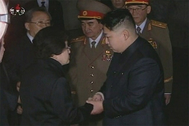 ▲ 정부가 6일 이희호여사의 방북을 위한 북측 접촉을 승인했다. 사진은 지난 2011년 김정일 국방위원장 사망 당시 조문을 위해 방문한 이 여사와 김정은 제1 국방위원장이 만나는 모습 (사진 - 로이터 영상 캡처)