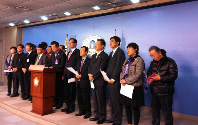 ▲표현의자유와언론탄압 공동대책위원회가 11일 오전 11시, 국회 정론관에서 박근혜 정부의 &lsquo;표현의 자유&rsquo; 탄압을 규탄하는 기자회견을 열었다.(사진제공-임순혜 표현의자유와언론탄압 공동대책위원회 공동위원장)