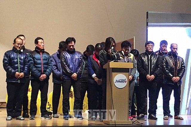 ▲ 세월호 실종자 가족들이 11일 오전, 진도체육관에서 실종자수색 중단을 요청하는 기자회견을 열었다.(사진출처-한국독립PD협회)