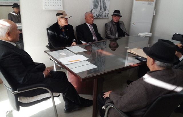▲ 10일, 서울 여의도 광복회관에서 독립유공자유족회와 일부 광복회 회원들이 논의하고 있다.(사진-고승은)
