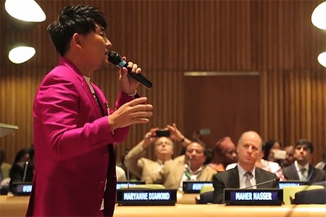 ▲ 가수 이승철이 지난 27일 UN본부에서 통일을 염원하는 '그날에'와 '아리랑' 등을 열창하고 있다(사진출처 - KBS 방송화면 캡처)