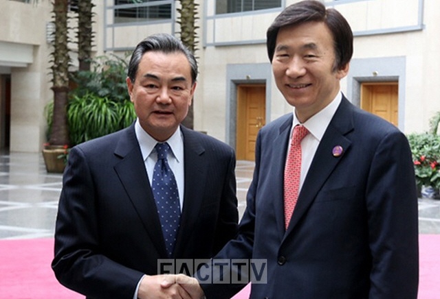 ▲ APEC 합동각료회의에 참석한 윤병세 외교부장관이 지난 7일 왕이 중국 외교부장과 만나 악수를 나누고 있다.(사진출처 - 외교통상부)