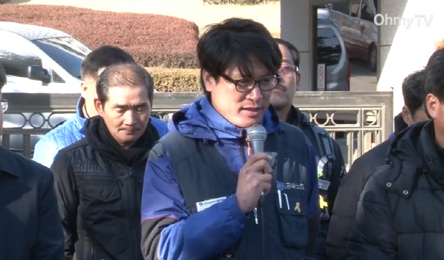 13일 오후, 참담한 심경에 잠긴 김득중 쌍용자동차 지부장이 기자회견에서 발언하고 있다.(사진출처-오마이TV 방송화면 캡쳐)