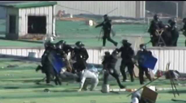 2009년 8월, 경찰특공대가 평택의 쌍용자동차 공장에 침입, 농성투쟁을 벌인 쌍용차 노조원들을 무자비하게 진압했다.(사진출처-칼라TV 영상 캡쳐)