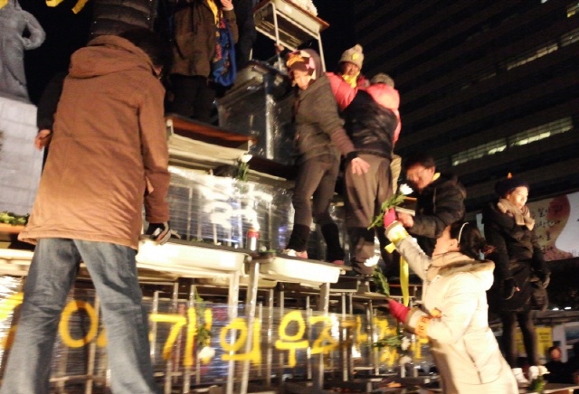 참가 예술인들이 책상탑 위에 희생자들을 추모하는 의미에서 국화꽃을 올리고 있다.(사진-고승은)