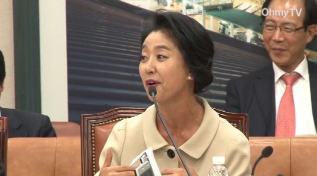 배우 김부선 씨가 10월 27일 국회 국토교통위원회 국정감사에 참고인으로 출석해 증언했다. (사진출처-오마이TV 영상 캡쳐)