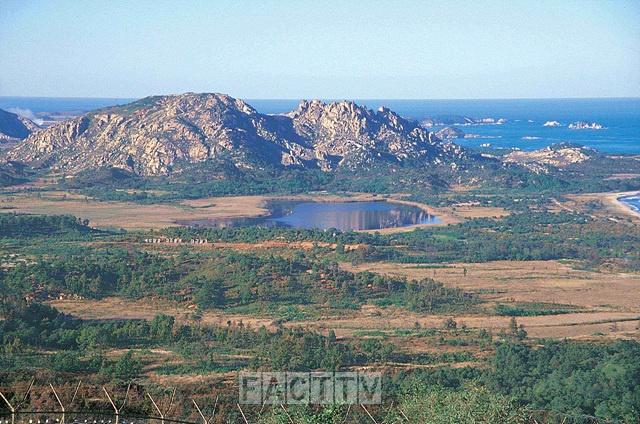 통일전망대에서 바라본 금강산 낙타봉의 모습(사진출처 - DMZ박물관 홈페이지)