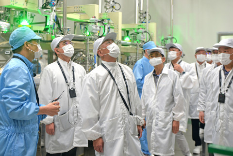 현대차그룹+LG에너지솔루션(HLI그린파워) 인니 합작공장을 방문 전극 공정을 점검하고 있는 현대차그룹 정의선 회장