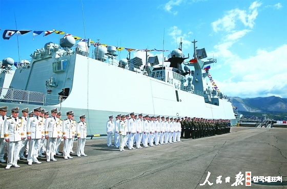 5월 11일, 러시아 노보로시스크에서 진행된 군사훈련 개막식에서 중러 쌍방 훈련참가 장병들이 줄지어 서 있다. /신화사 장센제 기자