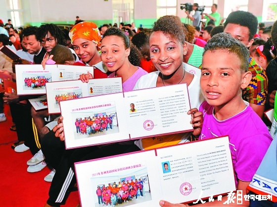 학생들 졸업증서를 들어보이며 즐거워하고 있다.