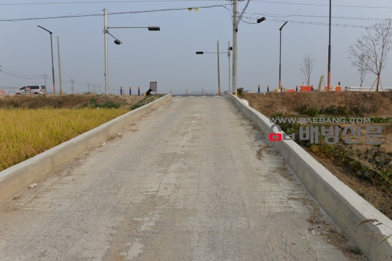 그간 다니던 농로는 새 도로에 막혔다.