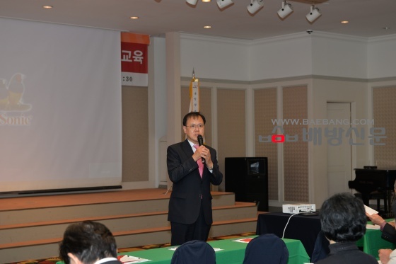 새누리당원 교육에서 인사하는 이명수 의원