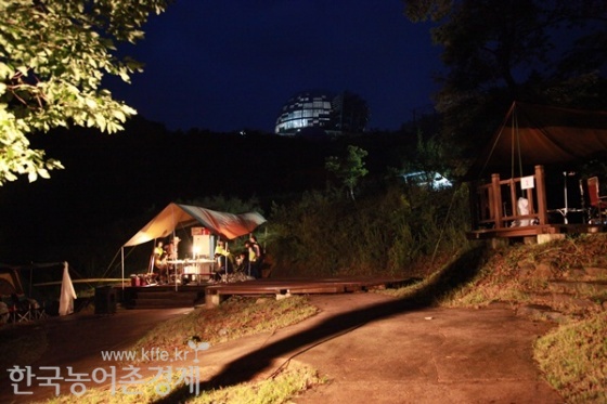 뒷쪽에 우주체험센터가 보이는 곳에서의 야외취침