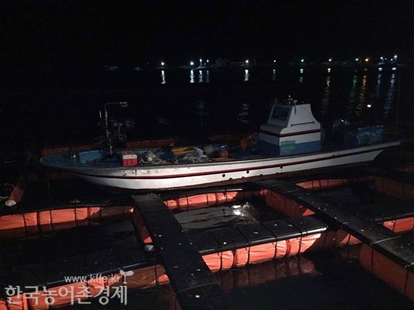 조업을 마치고 귀항하던 선박이 양식장을 덮쳤다(이하사진/여수해경 제공)