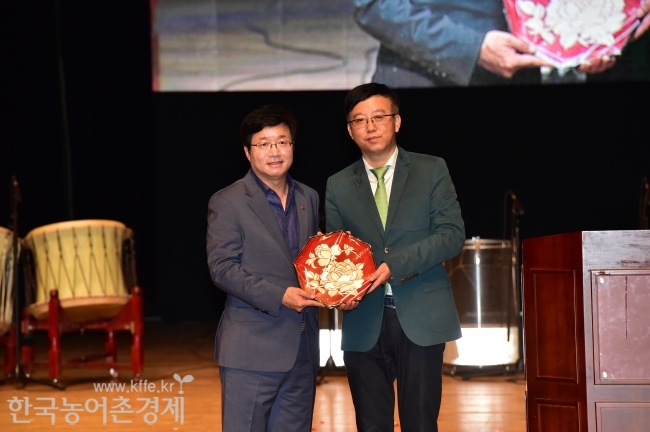 .염태영 수원시장(왼쪽), 장승주석(오른쪽) 