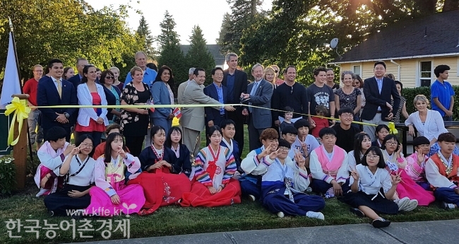 강진원 군수는 자매도시 공원 개장 행사에 참여해 테이프 커팅식