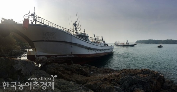 좌초된 낚시어선 H호(이하사진/여수해경 제공)