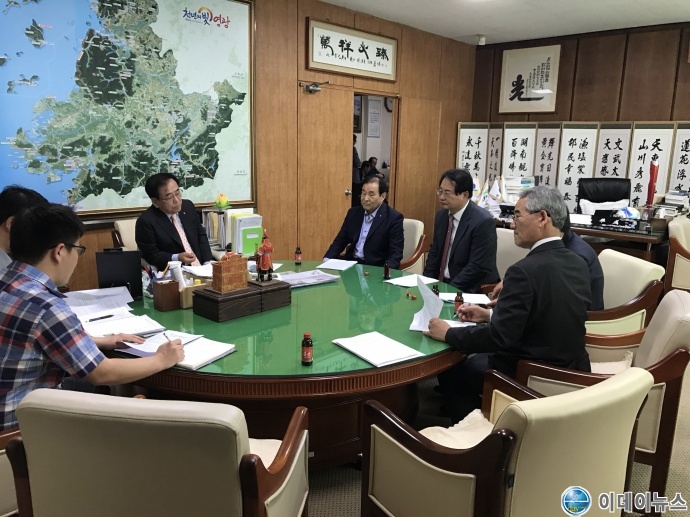 참석자:김준성영광군수, 조영기상임고문, 탁인석추진위원장, 강대석 전, 전남공무원연수원장, 한하민광주시의회의사국장, 강대의간사, 성스런주무관, 윤상근팀장