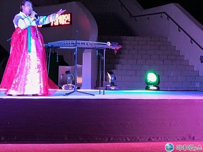 송은숙한국향토사랑청소년광주전남봉사단장의 '쓰리랑' 열창 모습