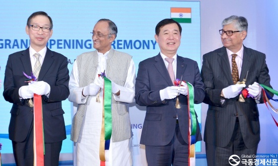 [KOTRA(사장 김재홍)는 현지시간 11일 인도 동부 최대도시 콜카타에서 127번째 해외무역관인 콜카타무역관의 개관식을 가졌다. 행사에 참여한 주요인사들이 개막식 테이프커팅을 하고 있다. (왼쪽부터) 김경한 주인도한국대사관 공사참사관, 아미트 미트라(Amit Mitra), 서벵갈주 재정통상산업부장관(West Bengal State Government, Minister of Finance, Industry, Commerce and Enterprises, MSME and Textile), 이태식 KOTRA 부사장, 라지브 콜(Rajive Koul), 콜카타 한국 명예총영사(Honorary Consul General of Korea in Kolkata) 사진제공:KOTRA]