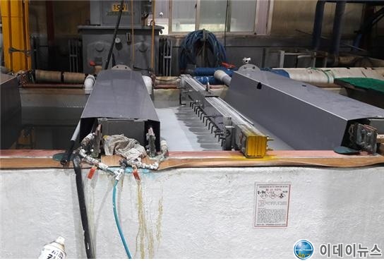 대기배출시설(산처리시설)이 가동중인 장면