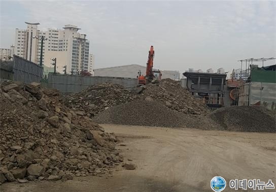 야적물질에 대한 비산먼지 억제조치 미이행(살수, 방진덮개 미설치)