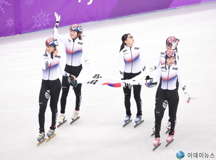 금메달 확정 후 쇼트트랙 계주 여자 대표팀이 관중들 응원에 화답하는 모습.