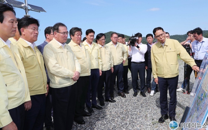 (왼쪽부터) 손금주 국회의원, 강인규 나주시장, 이 장관, 최규성 한국농어촌공사 사장, 이민준 도의회 부의장, 박병호 전남도 행정부지사. 