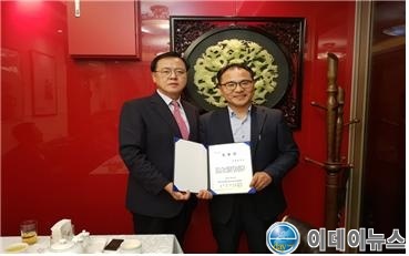 대한민국문화연예대상 대회장 (좌.이명수국회의원,원영재박사)