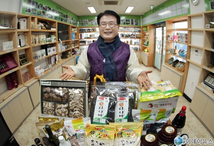 이승옥 강진군수가 강진군초록믿음직거래센터에서 판매 중인 강진산 특산물을 소개하고 있다.