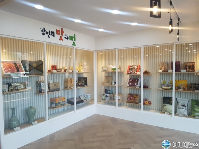 종합관광안내소 內  특산품 전시장 전경