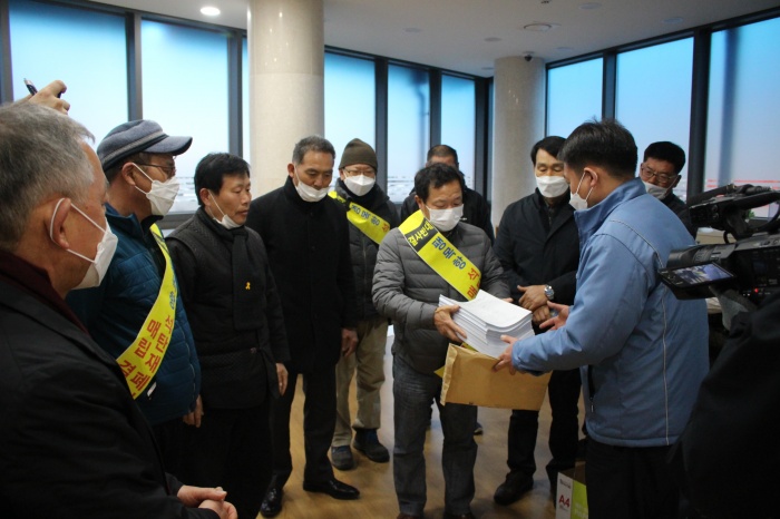 ▲ 대책위는 당진화력본부 고객안내센터에서 발전소 관계자에게 대책위 요구사항과 서명지 등을 포함한 민원을 접수시켰다.