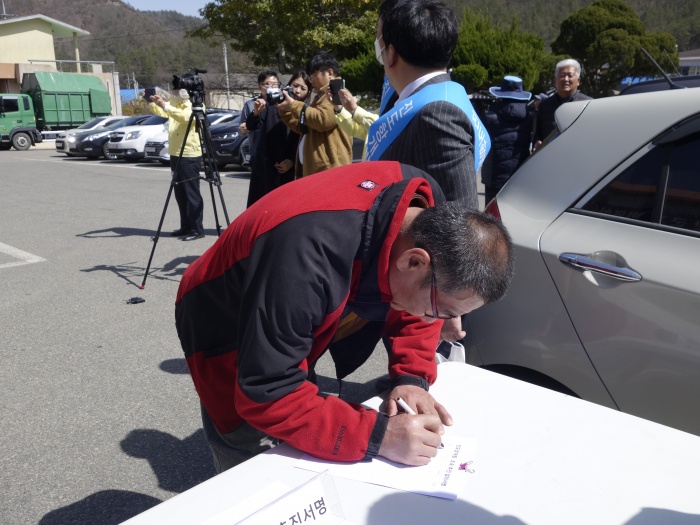 ▲ 서명지에 서명하는 대책위 김태운 조직국장, "석탄재 들여온다고 4년 늦어졌다. 진도항 개발 조속한 완공 팽목 주민들이 더 원하고 있다" 