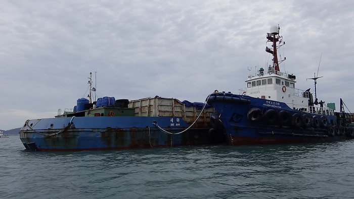 ▲ 2016년 10월 24일, 당시 팽목항 외항에는 두 척의 석탄재 바지선이 대기하고 있었다. 각 바지선에는 3200톤의 석탄재 폐기물이 실려 있었다. 