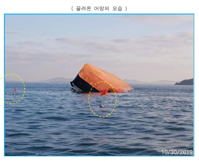 ▲ 2019년 10월 29일, 모아썬12001호가 전복된 지점은 규정항로가 아니었고 어업이 이뤄지던 곳으로 보인다. 바지선에 어구들이 엉켜 있는 모습으로 보면, 상당량의 어업피해도 발생했을 것으로 보인다.