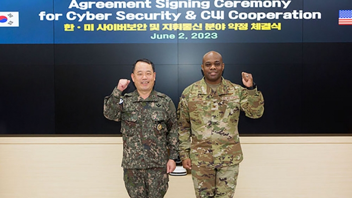 합동참모본부와 주한미군사령부는 2일 합참 청사에서 한미 군 당국 간 최초로 사이버보안 공동지침을 마련하고, 이를 명시한 합의각서를 교환하고 기념사진을 촬영. 사진 국방부제공