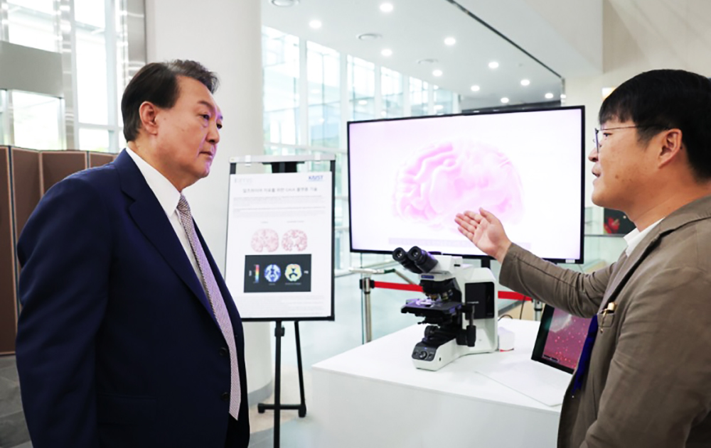 윤석열 대통령이 1일 서울 강서구 서울창업허브 엠플러스에서 열린 제5차 수출전략회의에 앞서 KAIST 김찬혁 교수로부터 알츠하이머 단백질 치료제에 대한 설명을 듣고 있다.(대통령실 제공)