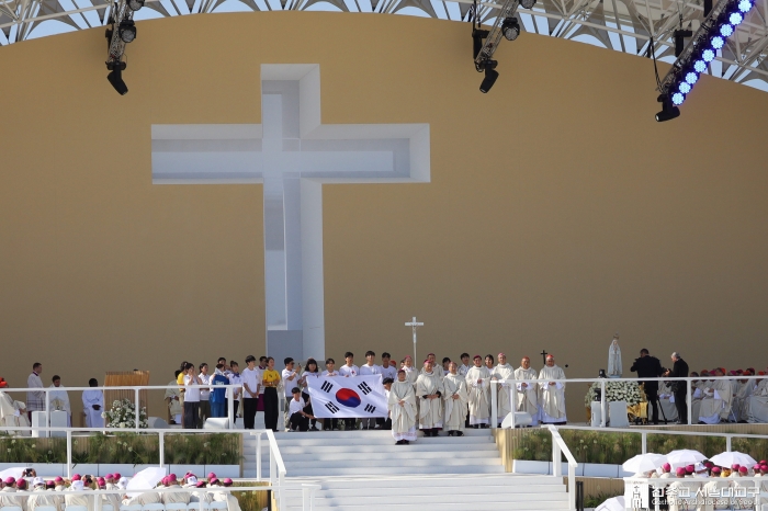 제37차 2023 리스본 WYD 파견미사에서 ‘서울’을 차기 개최지로 발표하자 한국 주교단과 순례단이 제대 위로 올라가  인사하고 있다. (WYD LISBON 2023 제공)