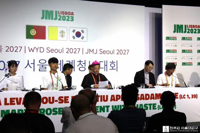 리스본 WYD 미디어센터에서 기자회견을 진행 중인 서울대교구장 정순택 대주교와 한국 대표단(사진제공: 천주교서울대교구)