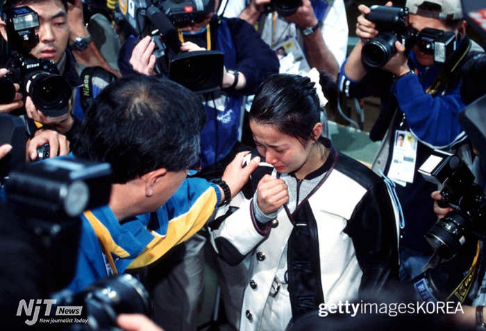 시드니, 호주 - 9월 16일: 시드니 2000 올림픽, 시드니; 여자 10m 공기소총; 강초현/대한민국이 은메달을 받고 아쉬움에 눈물을 흘리고 있다.  (사진: Martin Rose/Bongarts/Getty Images)