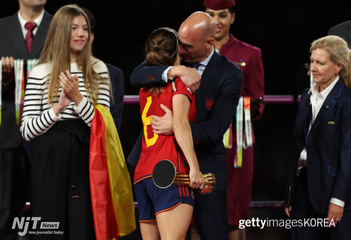 호주 시드니 - 2023년 8월 20일: 2023년 8월 20일 호주 시드니의 스타디움 오스트레일리아에서 열린 FIFA 여자 월드컵 호주 & 뉴질랜드 2023 결승전에서 스페인과 잉글랜드가 맞붙은 후 스페인의 아이타나 본마티를 맞이하는 루이스 루비알레스, 스페인 왕립 축구 연맹 회장. (사진: 캐서린 이빌/게티 이미지스)