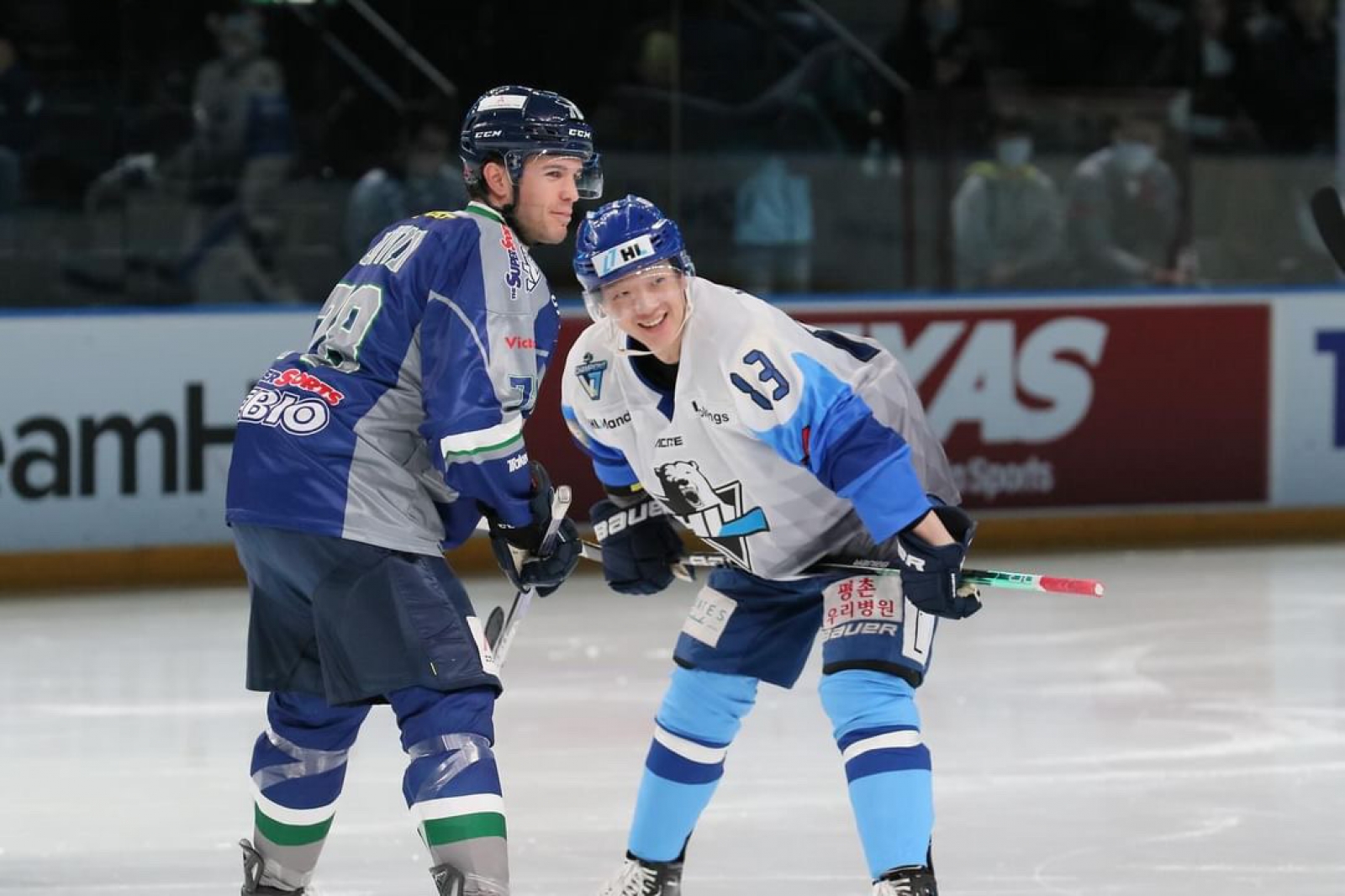 이영준선수(오른쪽)가 환하게 웃고 있다.(사진: 강복자 피플 제공)