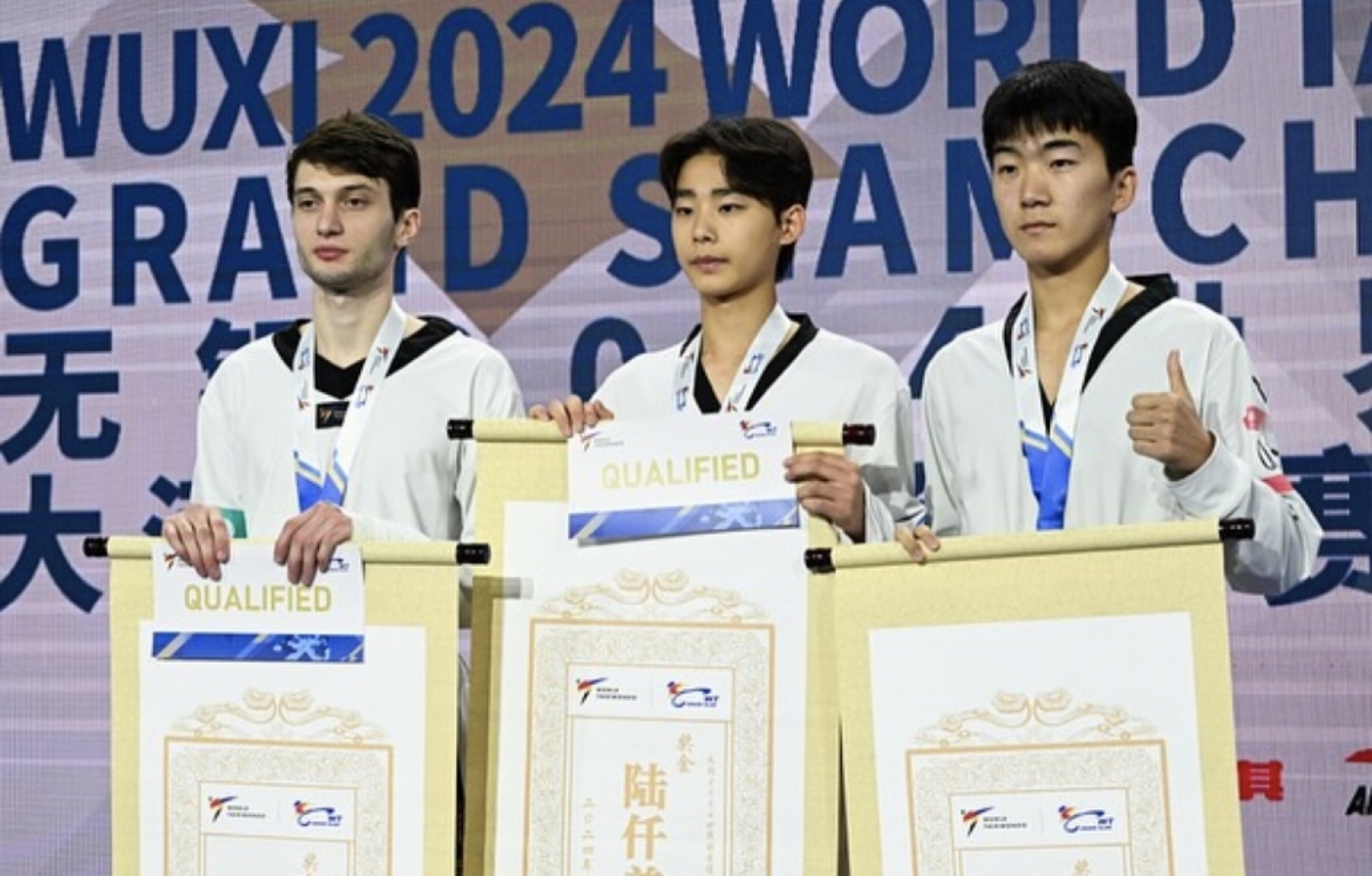 양희찬 선수(가운데)가 시상대에서 함께 수상한 선수들과 포즈를 취하고 있다.(사진:강복자 피플 제공)