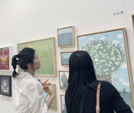 한국화가 서소영이 관람객과 그림에 대한 대화를 나누고 있다.(사진 : 강복자 피플 제공)