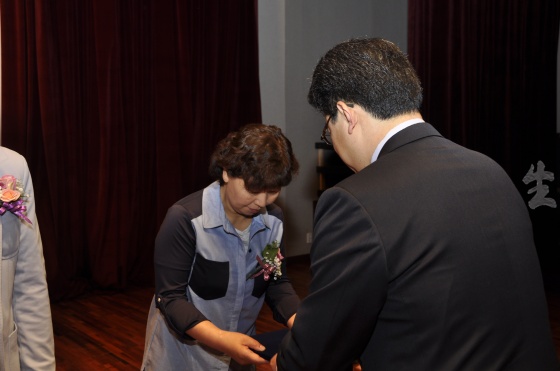 도지사 표창을 복기왕 시장이 전해주고 있다.